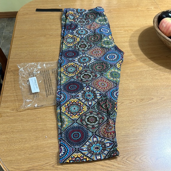 Legging Depot Mandal Print Capri - Picture 3 of 4